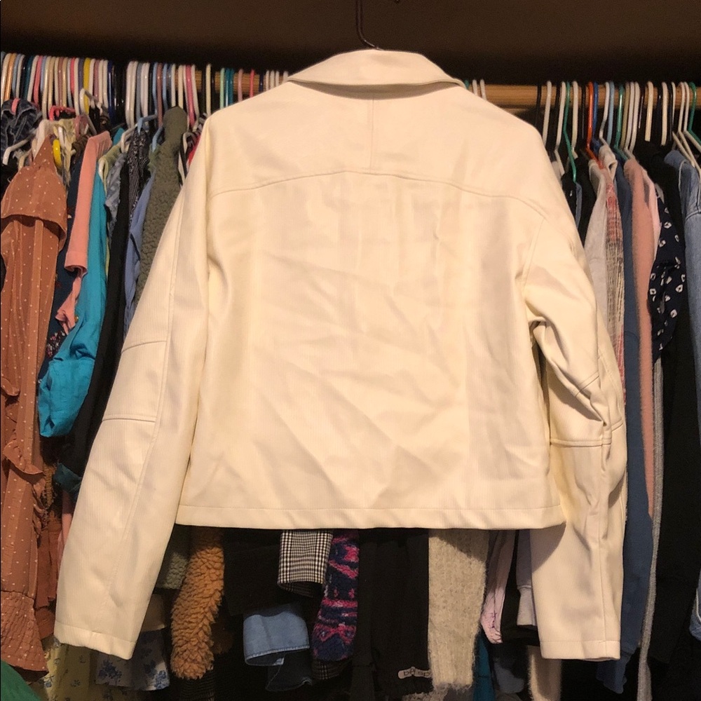 Elegant Cream Leather Jacket for Women - Picture 6 of 6